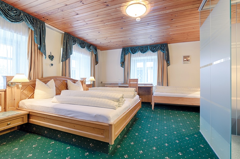 Zimmer 1 Kategorie Arlberg Landhaus Walch 3 Bettzimmer.jpg